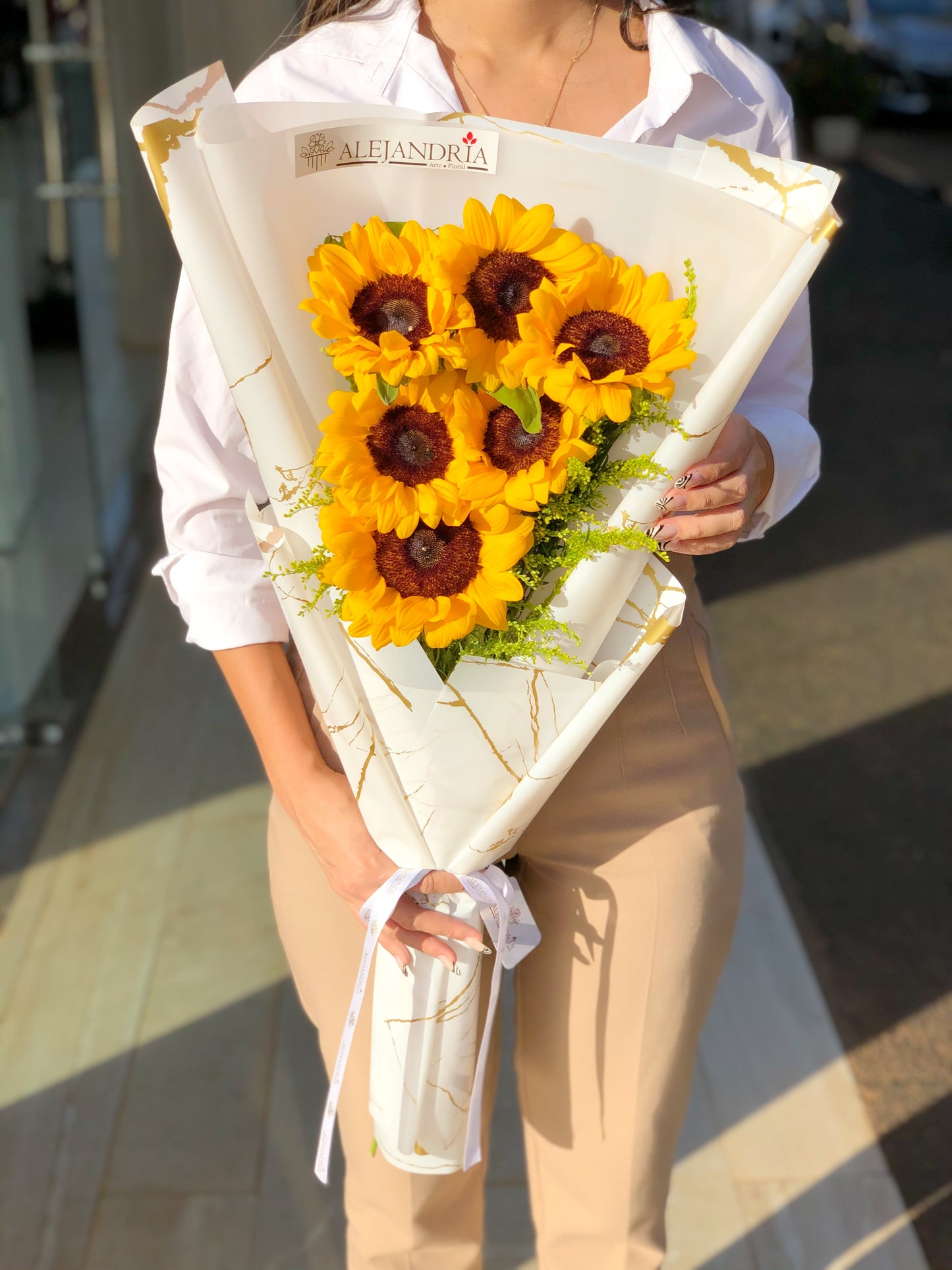 Ramo en papel de "5 Girasoles" - Alejandría Arte Floral