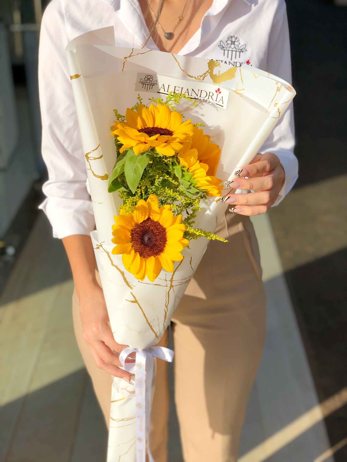 Ramo en papel de "3 Girasoles" - Alejandría Arte Floral