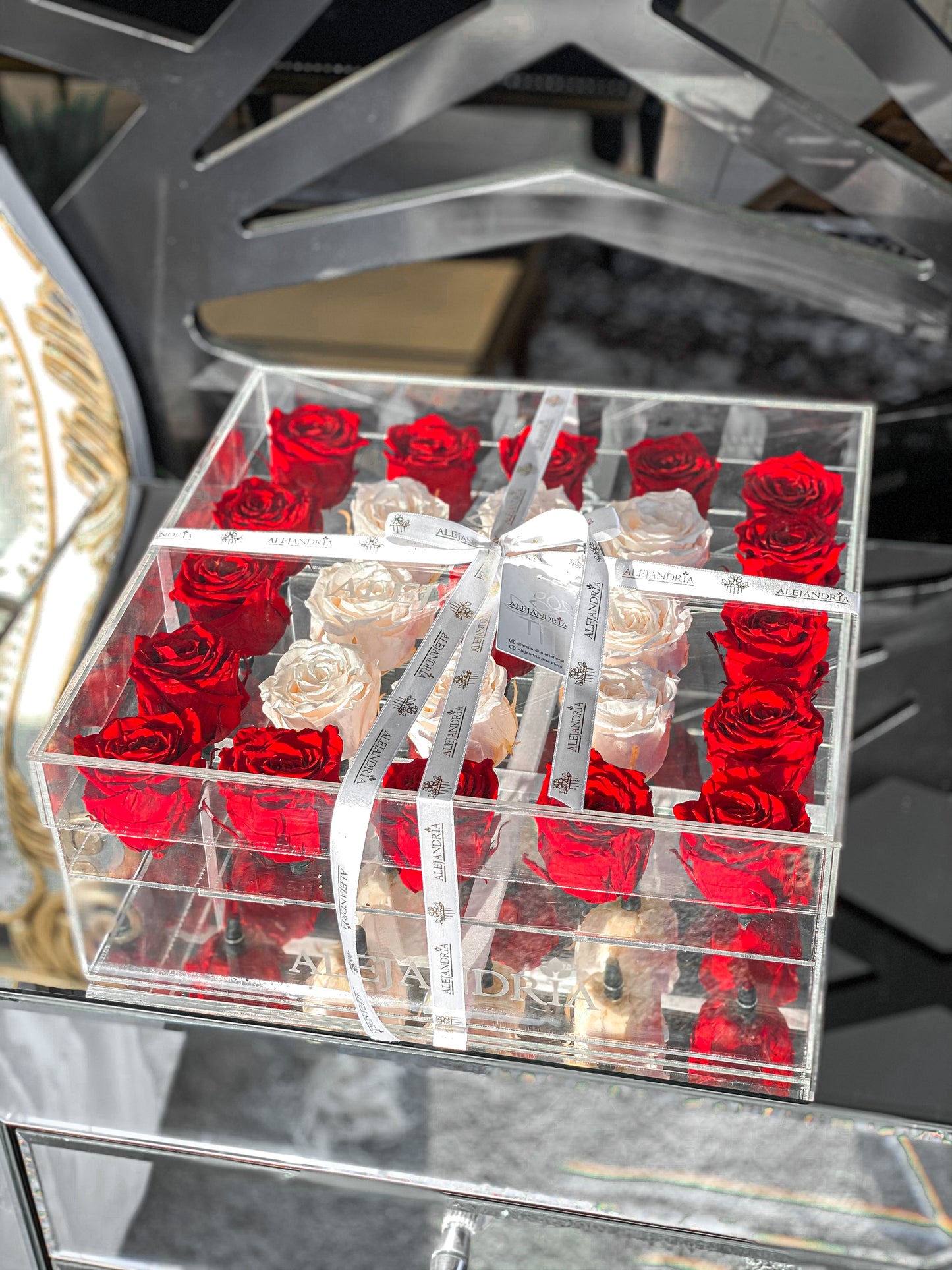 25 Rosas Preservadas en Caja Acrílica - Alejandría Arte Floral