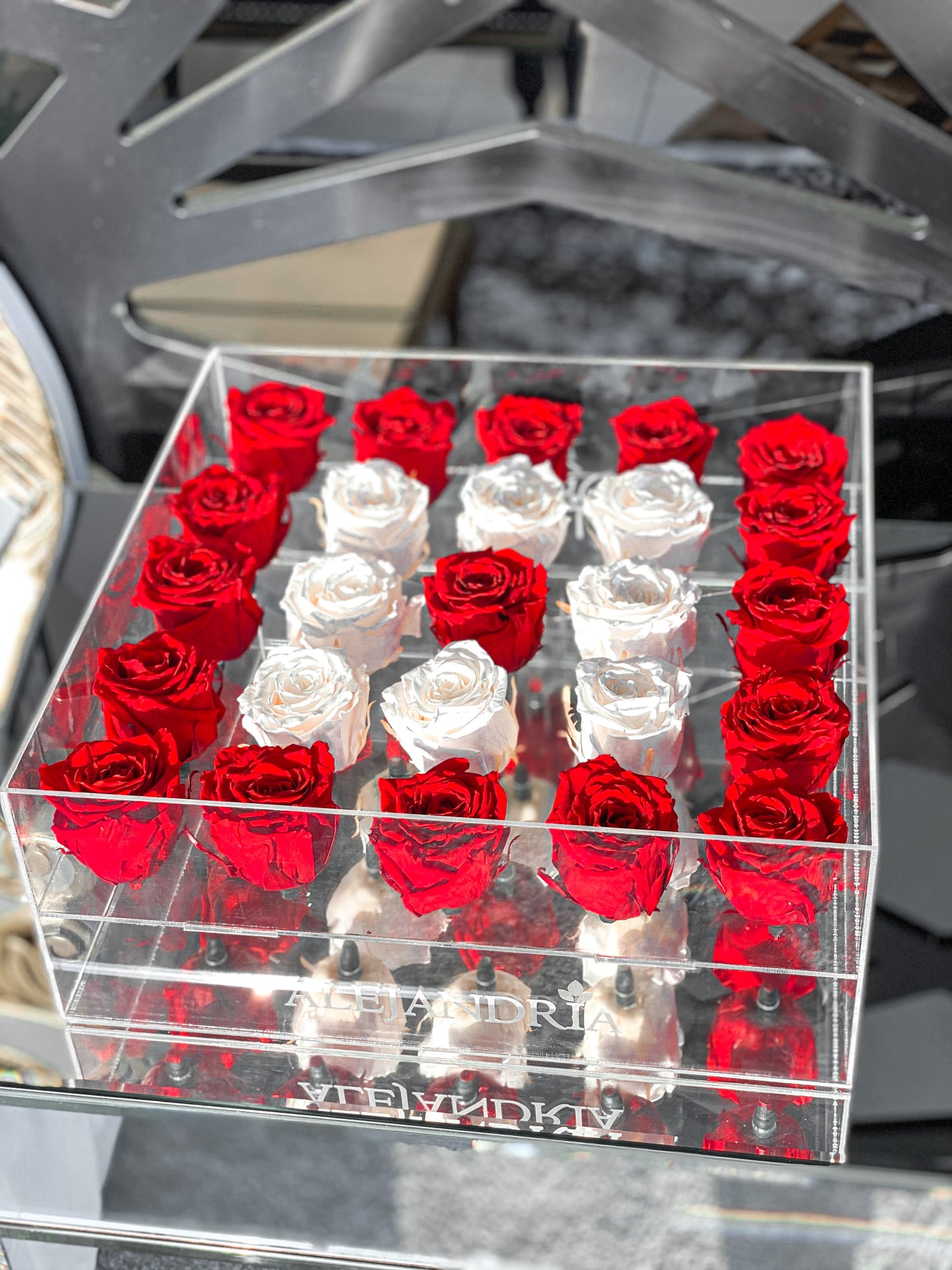 25 Rosas Preservadas en Caja Acrílica - Alejandría Arte Floral