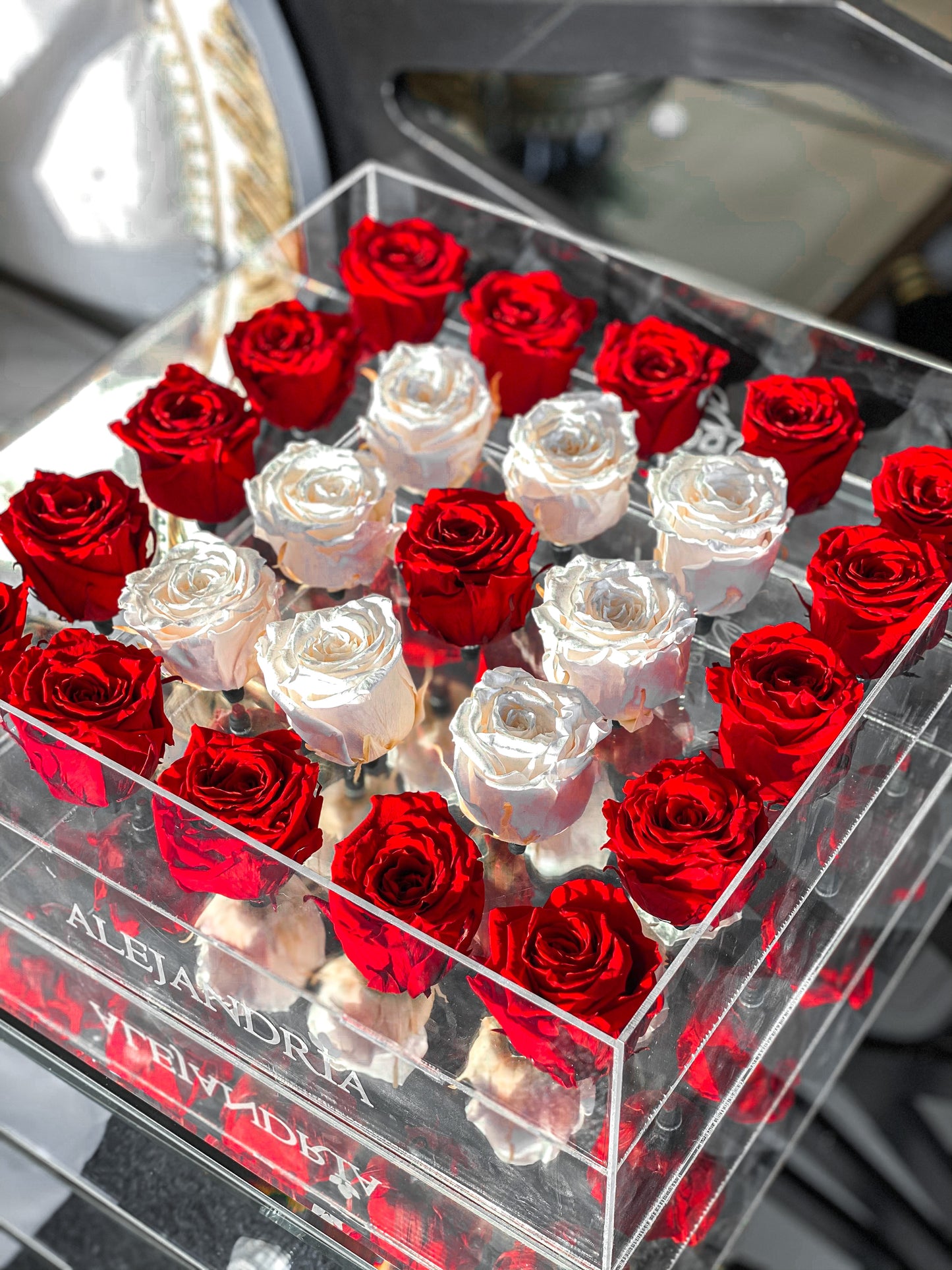 25 Rosas Preservadas en Caja Acrílica - Alejandría Arte Floral